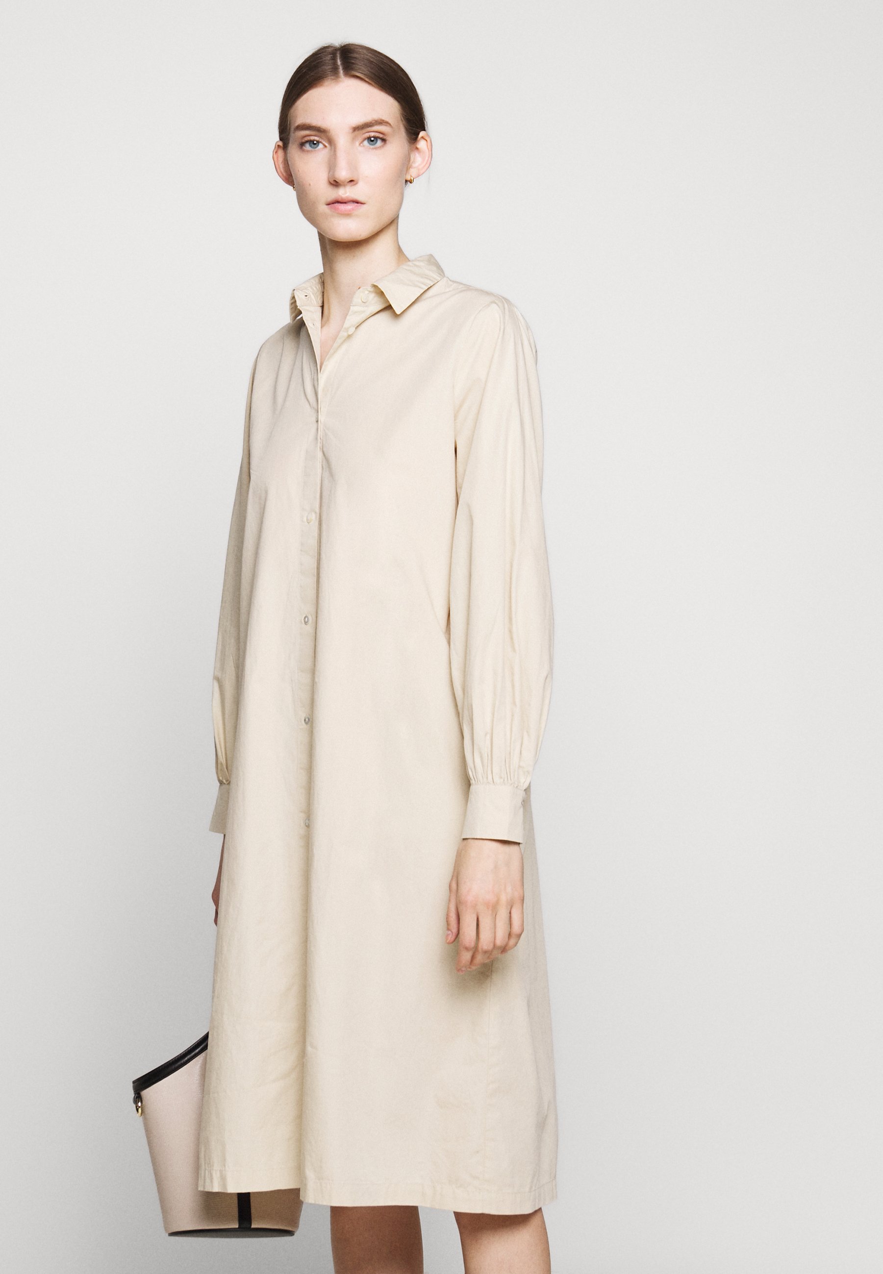 Bruuns Bazaar FREYIE PURE DRESS Skjortekjole sand Bruuns Bazaar LAERA DEEP DRESS - Skjortekjole - sand