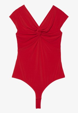 Červený body s krátkymi rukávmi, hlbokým výstrihom do V a skrúteným uzlom vpredu. Hladká, elastická tkanina s priliehavým strihom.