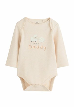 Beżowy body dla niemowląt z długim rękawem, z dwoma białymi owcami i tekstem "I love my Daddy" na przodzie, z zatrzaskami u dołu.