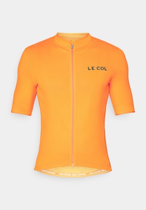 Koszulka rowerowa z krótkim rękawem w jasnym pomarańczowym kolorze, z zamkiem z przodu i logo "LE COL", wykonana z oddychającego materiału o teksturowanym wykończeniu.