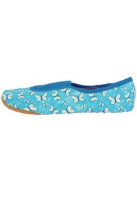 Blaue flache Schuhe mit einem Schmetterlingsmuster. Hergestellt aus textilem Material, mit einem Slip-On-Design und einer Gummisohle. Glatte Textur.