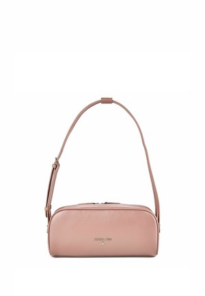 Sac à bandoulière rectangulaire en cuir rose blush avec bandoulière réglable, fermeture éclair et petit logo argenté « Patrizia Pepe » sur le devant.