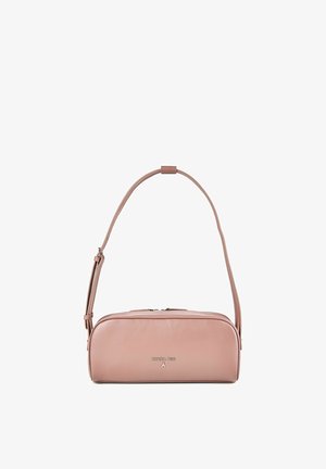 Bolso rectangular de hombro de cuero rosa rubor con correa ajustable, cierre de cremallera y pequeño logo plateado "Patrizia Pepe" en el frente.