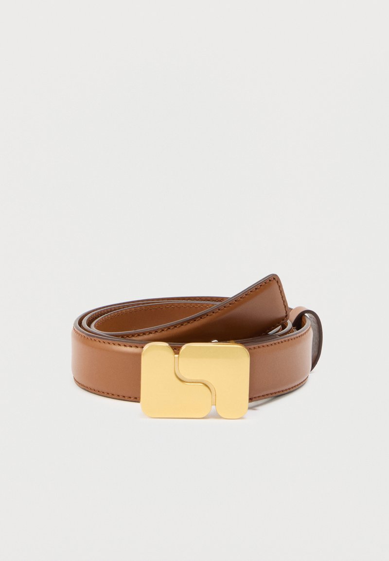 Curea maro din piele cu o cataramă geometrică aurie. Curea este netedă și rotunjită, evidențiind un design elegant.