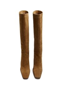 Bottes en cuir suédé marron, hautes jusqu'au genou, avec un bout carré et une texture lisse ; design minimaliste sans matériel ni ornements visibles.