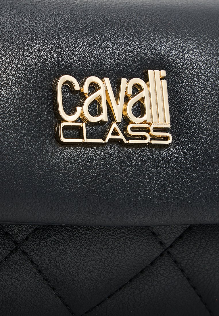 Borsa in pelle nera con texture trapuntata e un emblema logo "cavalli CLASS" in oro. Presenta un design strutturato e una finitura liscia.
