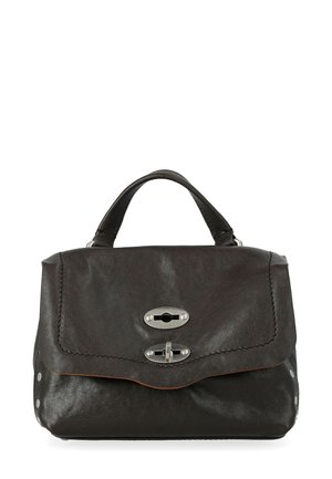 Sac à main en cuir noir avec une fermeture à rabat, quincaillerie en argent et accents de clous sur les côtés. Présente une texture lisse et une poignée arrondie.