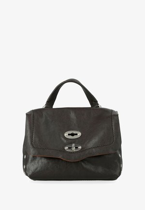 Borsa a tracolla in pelle nera con chiusura a patta, hardware argento e dettagli in stud sui lati. Presenta una texture liscia e un manico arrotondato.