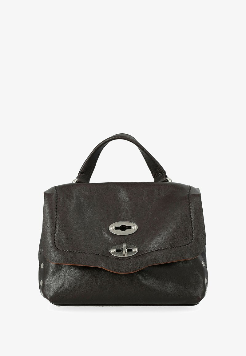 Sac à main en cuir noir avec une fermeture à rabat, quincaillerie en argent et accents de clous sur les côtés. Présente une texture lisse et une poignée arrondie.