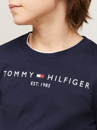 Navyblaues Baumwoll-Sweatshirt mit Rundhals-Ausschnitt, das weißen Logo-Text "TOMMY HILFIGER" und "EST. 1985" mit roten und weißen Akzenten zeigt.