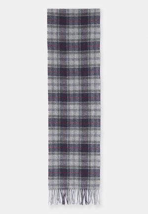 Grijze geruite sjaal van een wolmix, met donkerblauwe en bordeauxrode accenten; franjes aan beide uiteinden zorgen voor textuur en detail.