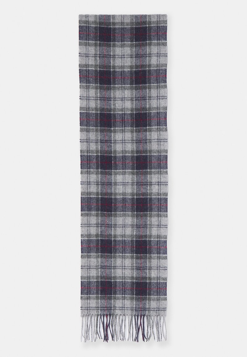 Écharpe à carreaux grise en mélange de laine, avec des accents bleu marine et bordeaux ; les franges aux deux extrémités ajoutent de la texture et des détails.