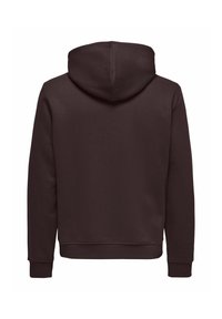 Sudadera con capucha de color marrón oscuro, de textura suave, con puños acanalados y un diseño de bolsillo canguro. Cuenta con un corte clásico y una capucha amplia.