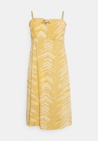 Vestido amarelo com padrão em zigue-zague, alças finas, decote volante e detalhe de cordão na parte do corpete. Tecido leve.