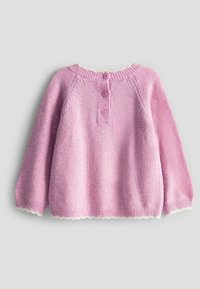 Rosa gestrickter Pullover mit langen Ärmeln, runder Halslinie und einem Verschluss mit drei Knöpfen. Mit einem gewellten Saum und weichem Material.