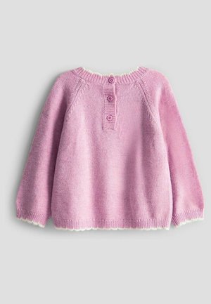 Rosa gestrickter Pullover mit langen Ärmeln, runder Halslinie und einem Verschluss mit drei Knöpfen. Mit einem gewellten Saum und weichem Material.