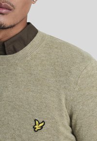 Lyle & Scott BLEND CREW NECK  - Pulover - sage uniform marl