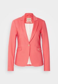 Blazer corail à la coupe cintrée, fermeture à un bouton, deux poches avant et intérieur en satin lisse. Présente des détails subtils en métal.