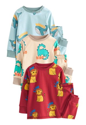 Trois ensembles de pyjamas pour enfants avec manches longues et pantalons, présentant des motifs de baleine, de dinosaure et de lion sur des fonds bleu, beige et rouge.