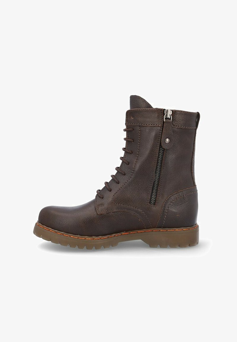 Botín de cuero marrón hasta el tobillo con puntera redonda, cordones en la parte delantera y cremallera lateral. Presenta material texturizado y una suela resistente con borde cosido.