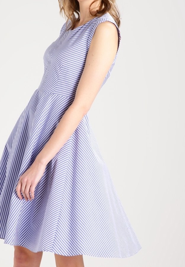 Robe sans manches à rayures en bleu clair et blanc, avec un corsage ajusté, une jupe évasée et des détails de couture visibles.