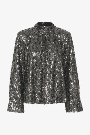 Haut brillant à manches longues avec un col montant, recouvert de paillettes noires et argentées. Texture douce ; coupe légèrement ample. Fermeture à bouton au cou.