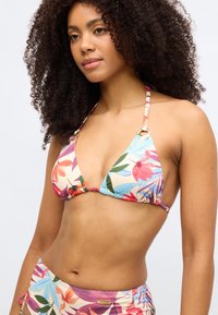 Τοπ μπικίνι με λουλουδάτο σχέδιο, τρίγωνα κυπελλάκια, ρυθμιζόμενους ιμάντες και μεταλλικά στοιχεία σε χρυσό χρώμα· ζωντανά χρώματα που περιλαμβάνουν ροζ, μπλε και πράσινα μοτίβα φύλλων.