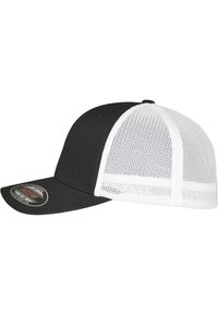 Schwarze und weiße Trucker-Cap mit einer einfarbigen schwarzen Vorderseite, weißem Mesh-Rücken, gebogenem Schild und einem Logo-Aufkleber auf der Krempe.