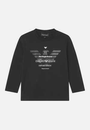 Maglietta nera a maniche lunghe con un design grafico centrale che presenta il logo dell'Aquila e testo in bianco e sfumature di grigio.