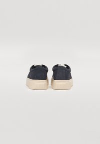 Mornarske suede casual cipele s teksturiranim finišem, s bež gumenim đonom i logotipom na peti.