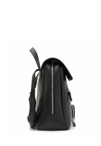Mochila de cuero negra con un acabado texturizado, compartimentos dobles con cremallera, correas de hombro ajustables y una base plana para mayor estabilidad.