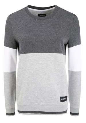 Szary sweatshirt z jasnoszarymi i białymi poziomymi paskami. Miękka tkanina, okrągły dekolt, ściągacze przy rękawach i u dołu. Metka z logo u dołu po lewej stronie.