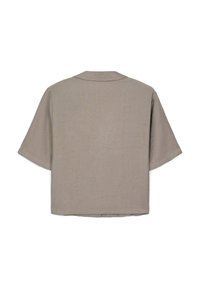 Camicetta grigia a maniche corte con colletto, realizzata in tessuto leggero. Caratterizzata da una vestibilità rilassata e una superficie liscia, progettata per il comfort.