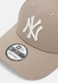 New Era LEAGUE ESSENTIAL 9FORTY® UNISEX - Gorra - taupe