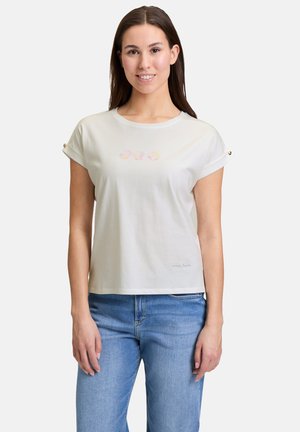 T-shirt en coton beige clair à manches courtes, avec un graphique de coquillage dans des couleurs pastel et un texte brodé subtil sur l'ourlet.