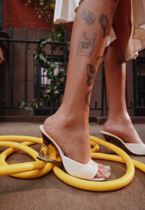 ALDO, SLIDE LUMINAE - Muiltjes met hak - white bone