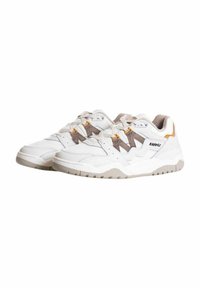 Scarpe da ginnastica bianche con una tomaia strutturata, dotate di accenti grigi, dettagli in oro e un design di lacci a multi-patter. Suola robusta con trazione.