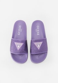 Infradito viola con una fascetta testurizzata impreziosita da strass, un logo triangolare e una suola liscia e arrotondata.