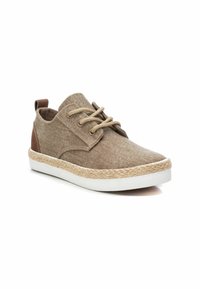 Zapatos de tela marrones con diseño de cordones, acentos en un tono marrón claro y entresuela de yute trenzado. Presentan una punta redondeada y una textura de tela suave.