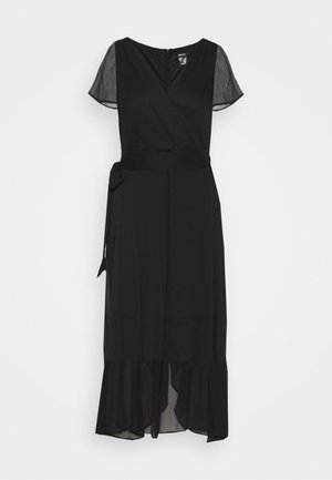 Czarna sukienka kopertowa z krótkimi przezroczystymi rękawami, dekoltem w serek, paskiem w talii oraz asymetrycznym, falbankowym dołem, przedstawiona na białym tle.