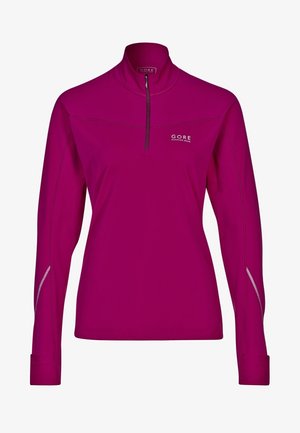 Fuchsia långärmad tröja med halv dragkedja, tillverkad av ett lätt och stretchigt material. Har reflexdetaljer på ärmarna.