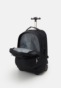 Schwarzer Rucksack mit Rollen, ausziehbarem Griff, Reißverschlussfächern und einem grauen gemusterten Innenfutter. Robustes Stoffdesign.