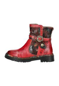 Stivale alla caviglia rosso in pelle texturizzata con tomaia a motivo floreale, dotato di una fibbia decorativa e di una robusta suola in gomma nera.