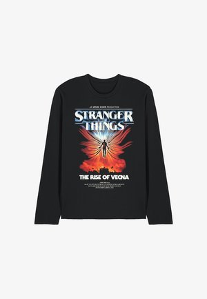 Schwarzes langärmliges T-Shirt mit einem grafischen Design, das den Text "Stranger Things" und "The Rise of Vecna" vor einem bunten Hintergrund zeigt.