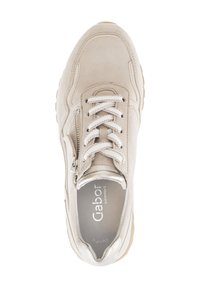 Béžová semišová teniska s bílými tkaničkami, bočním zipem a polstrovanou stélkou označenou "Gabor comfort", pohled shora.