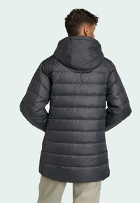 Czarna kurtka puchowa z kapturem, z pikowanym wzorem i dłuższym krojem. Gładka faktura i elastyczne mankiety, idealne na ciepło.