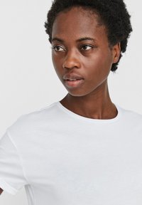 Witte crewneck t-shirt met korte mouwen, gemaakt van zacht materiaal. Aansluitend ontwerp met een gladde textuur en geen zichtbare patronen of accenten.
