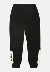 Sorte sweatpants i et blødt materiale, med elastisk talje og ribbede manchetter. En kontrasterende hvid panel med "FILA" branding på siden.