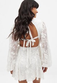 NA-KD EMBROIDERED  - Vapaa-ajan mekko - white