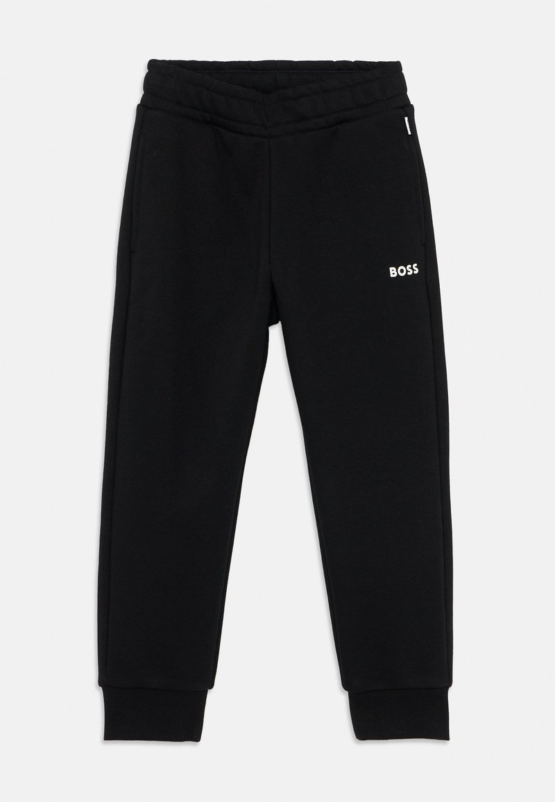 Μαύρες βαμβακερές φόρμες με ριπ waistband, φαρδιά στους γοφούς και συρρικνωμένα μπατζάκια, και ένα μικρό λευκό λογότυπο "BOSS" στην αριστερή πλευρά.
